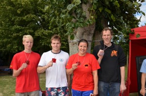 Jonas Geisler, Simon Schmidt, Isabell Nimz und Hendrik Kamm freuen sich über die Medaille für SiWa beim Möllner Seeschwimmen.