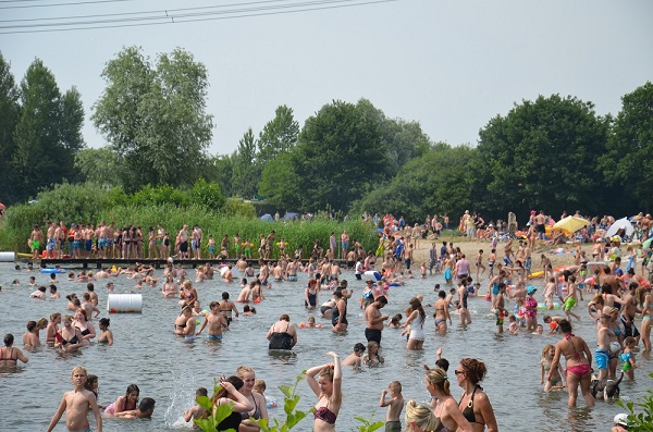 Was für ein Gewimmel: Etwa 6500 Badegäste kamen am Sonnabend, 4. Juli, dem heißesten Tag des Jahres an den Allermöher See.